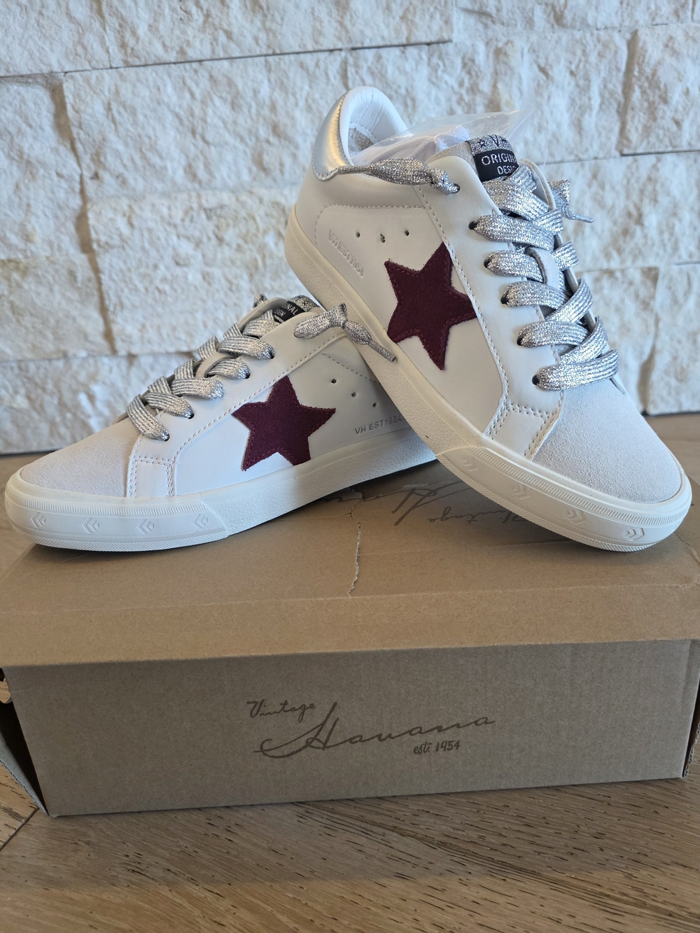 NWT VINTAGE HAVANA Off White Sneakers with Burgundy Star - size 7.5 Womens - Picture 2 of 8